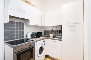 Fridge, oven, stovetop, coffee/tea maker