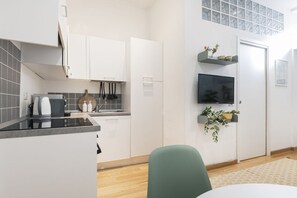 Fridge, oven, stovetop, coffee/tea maker