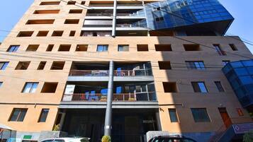 1 bedroom, hypo-allergenic bedding, desk, soundproofing