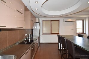 Departamento Deluxe | Cocina privada | Refrigerador, microondas, horno y parrilla de estufa 