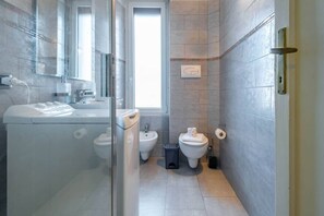 Dusche, Haartrockner, Bidet, Handtücher