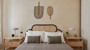 A bedroom with a bed, two bedside tables, and wall art. - Easylife -Amazing flat Repubblica Central Station (Milano)
