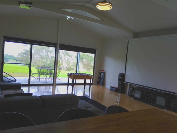 TV, DVD player, books, stereo - Stay in SeaSpray with Sensational Views  (Seaspray)