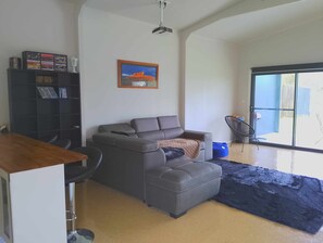 TV, DVD player, books, stereo - Stay in SeaSpray with Sensational Views  (Seaspray)