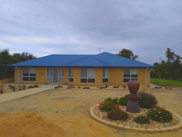 المنشأة من الخارج