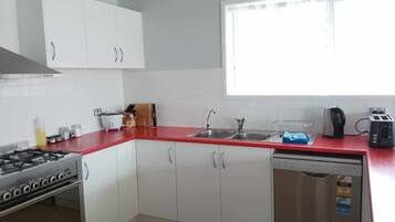 KylskÄp, mikrovÄgsugn, ugn och spishÀll