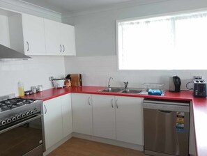 Fridge, microwave, oven, stovetop - Stay in SeaSpray with Sensational Views  (Seaspray)