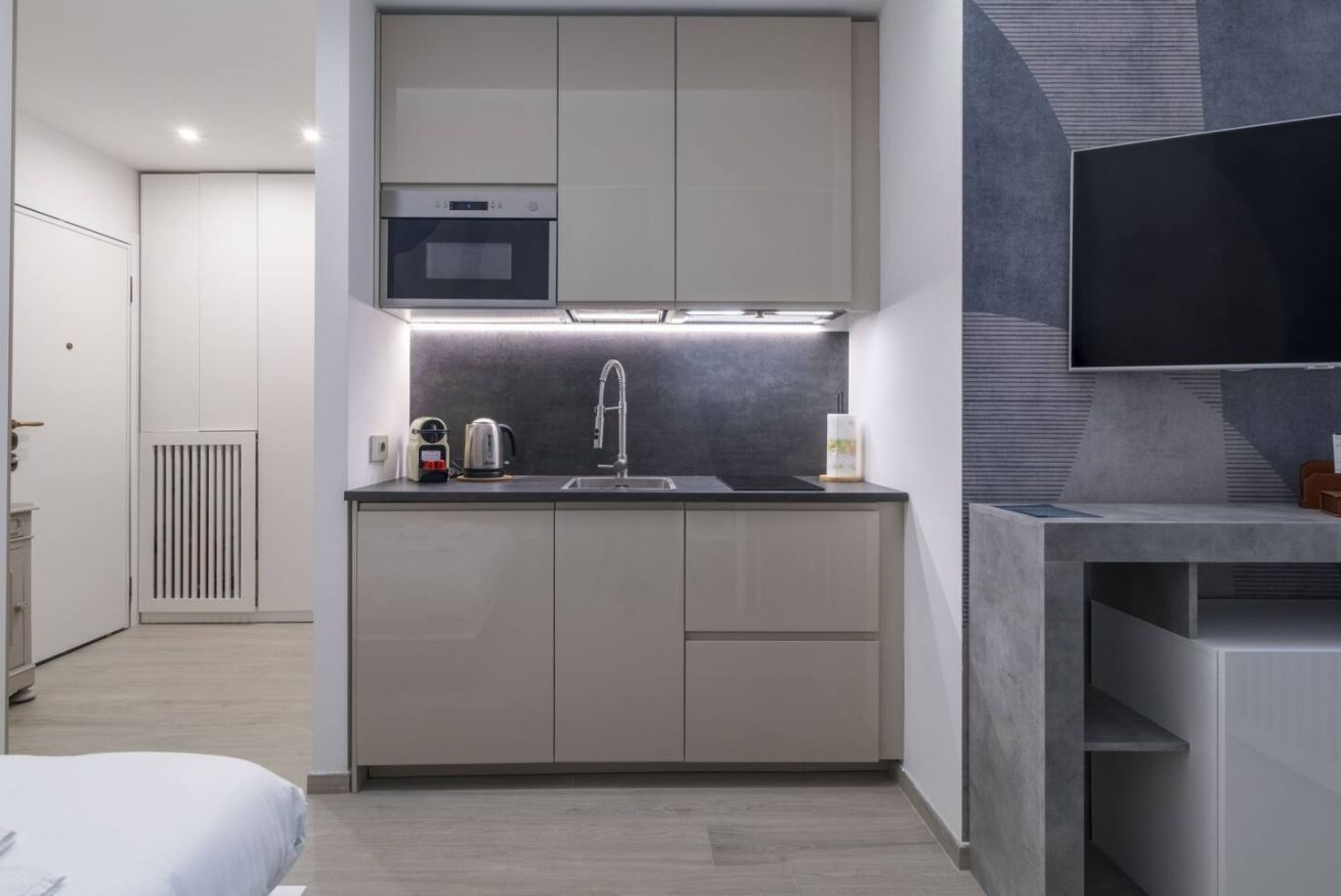 Kühlschrank, Mikrowelle, Herdplatte, Wasserkocher mit Kaffee-/Teezubehör