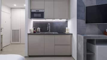 KĂŒhlschrank, Mikrowelle, Herdplatte, Wasserkocher mit Kaffee-/Teezubehör