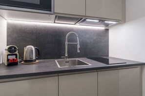 Refrigerador, microondas, parrilla de estufa y cafetera y tetera 