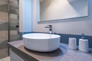 Bruser, hårtørrer, bidet, håndklæder