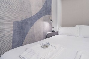 Tabla de planchar con plancha, wifi y ropa de cama 