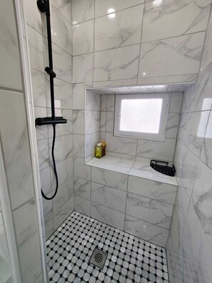 Een douche, een haardroger, handdoeken, zeep