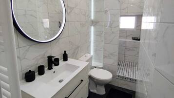 Een douche, een haardroger, handdoeken, zeep