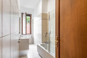 Séchoir à cheveux, bidet, serviettes fournies