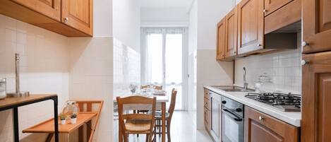 Fridge, oven, stovetop, dishwasher