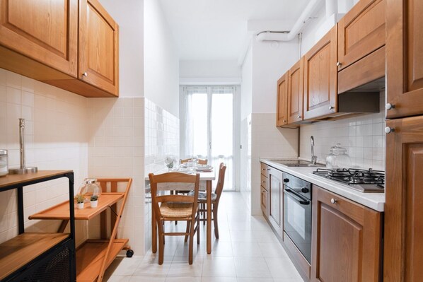 Fridge, oven, stovetop, dishwasher