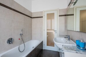 Dusche, Haartrockner, Bidet, Handtücher