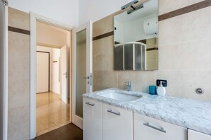 Shower, hair dryer, bidet, towels