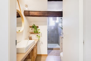 Bruser, hårtørrer, bidet, håndklæder
