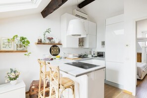 Fridge, microwave, oven, stovetop - Easylife - Style&comfort retreat with terrace (Milano)