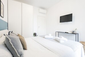 1 bedroom, desk, iron/ironing board, WiFi