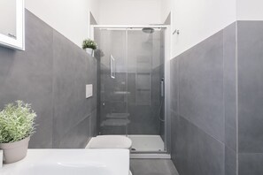 Douche, articles de toilette (gratuits), bidet, serviettes fournies