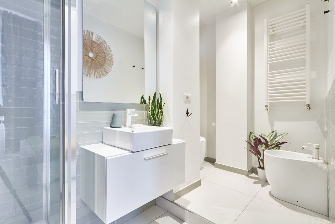 Bruser, hårtørrer, bidet, håndklæder