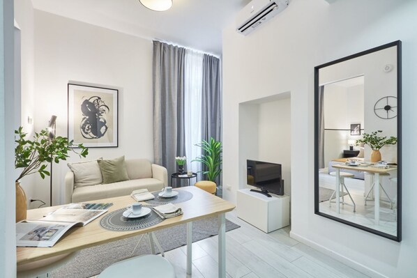 Living area - Easylife - Elegant minimal apartment with botanical touches (Milan)