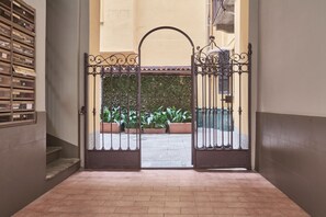 Interior - Easylife - Elegant minimal apartment with botanical touches (Milan)