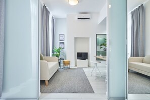Living area - Easylife - Elegant minimal apartment with botanical touches (Milan)