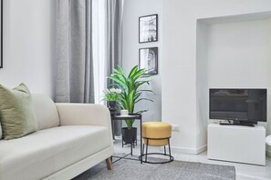 Living area - Easylife - Elegant minimal apartment with botanical touches (Milan)