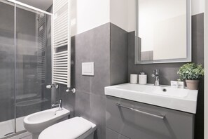 Douche, sèche-cheveux, bidet