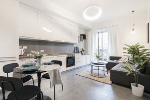 Fridge, oven, stovetop, dishwasher