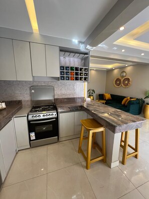 Kjøleskap, kokeplater, vannkoker og kjøkkenutstyr