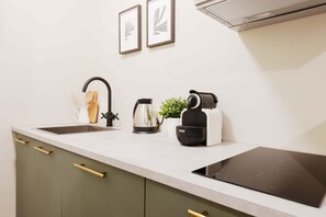 Refrigerador, microondas, mesa de comedor