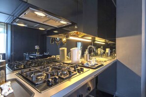 Frigorífico, horno, placa de cocina y cafetera o tetera