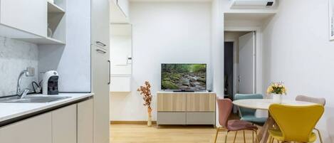 Kjøleskap, ovn, kokeplater og oppvaskmaskin