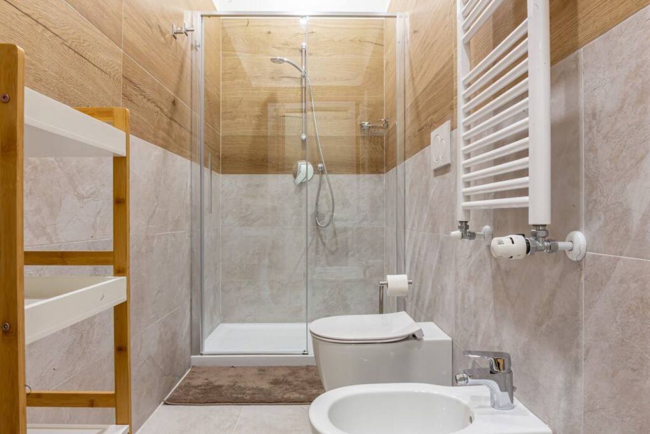 Dusche, Haartrockner, Bidet, Handtücher