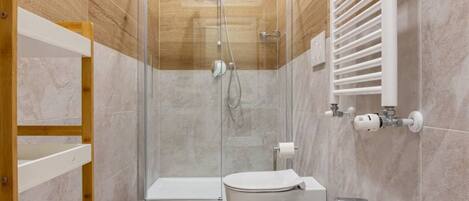 Shower, hair dryer, bidet, towels