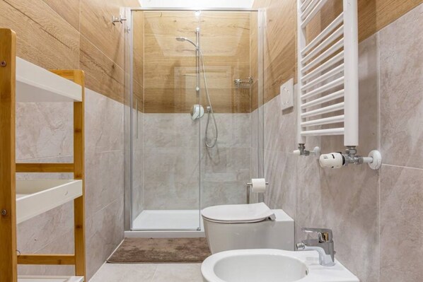 Dusche, Haartrockner, Bidet, Handtücher