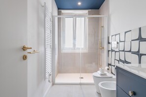 Bruser, hårtørrer, bidet, håndklæder