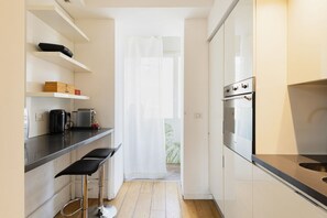 Kühlschrank, Wasserkocher mit Kaffee-/Teezubehör