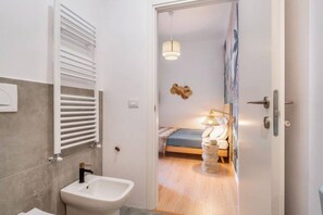 Shower, hair dryer, bidet, towels