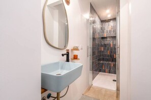 Een douche, een haardroger, een bidet, handdoeken