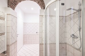 Douche, séchoir à cheveux, bidet, serviettes fournies