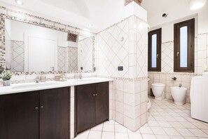 Douche, séchoir à cheveux, bidet, serviettes fournies