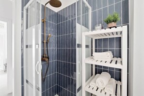 Regadera, secadora de cabello, bidet, toallas
