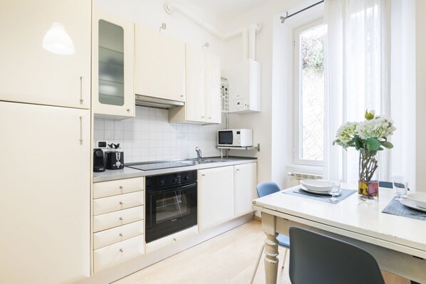 Fridge, microwave, oven, stovetop