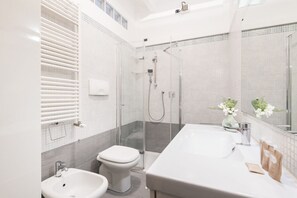 Regadera, secadora de cabello, bidet, toallas 